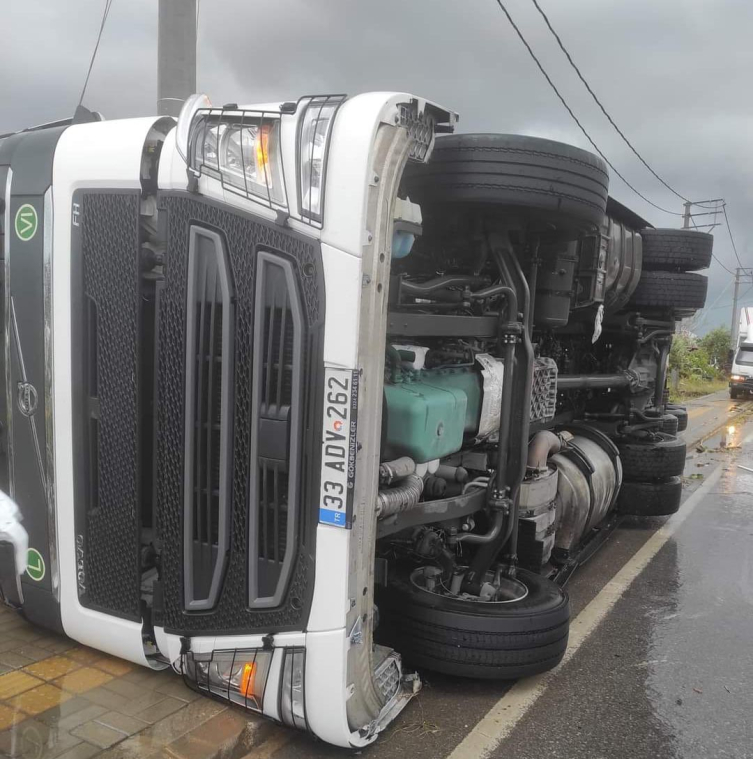 Mersin'de fırtına ve hortum zarara neden oldu