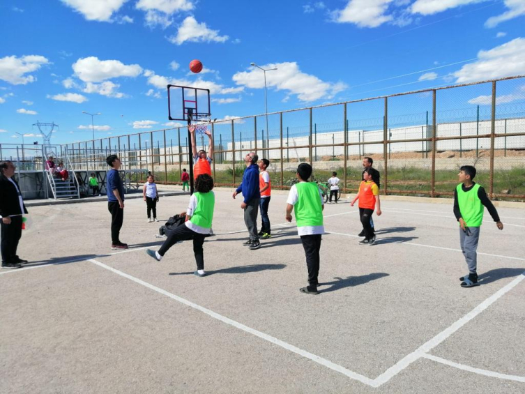 Depremzede çocuklar malzeme desteğiyle spor yapıyor