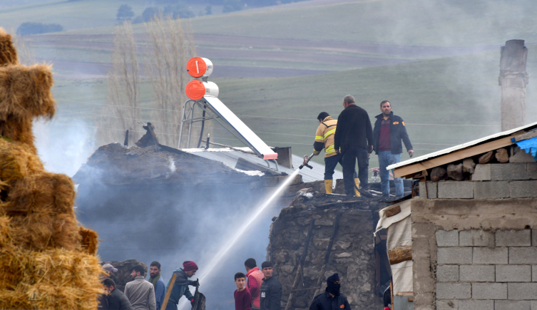 Kars'ta çıkan yangında 5 ev, ahır ve samanlıklar zarar gördü