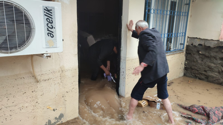 Adana'da sağanak nedeniyle bazı evleri su bastı