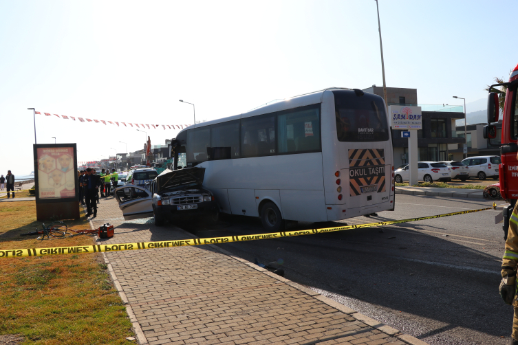 İzmir'de midibüs ile pikap çarpıştı: 1 ölü, 6 yaralı