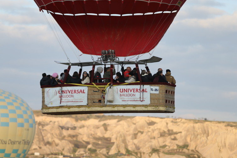 Kapadokya'da nisanda 30 binden fazla turist balon turuna katıldı