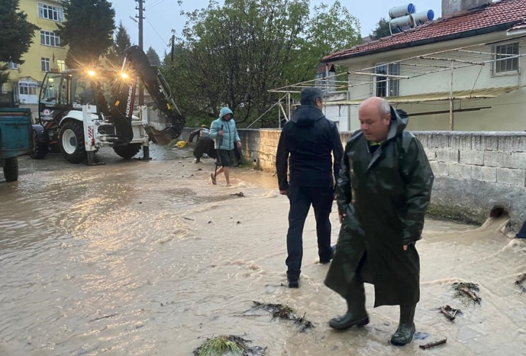 Denizli'de sağanak nedeniyle caddeleri su bastı