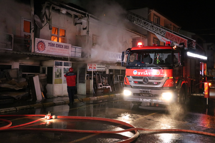 Sakarya’da yangında ev ve iş yerinde hasar oluştu