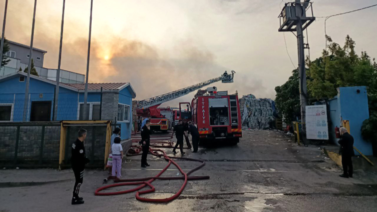 Kocaeli'de geri dönüşüm tesisinde yangın