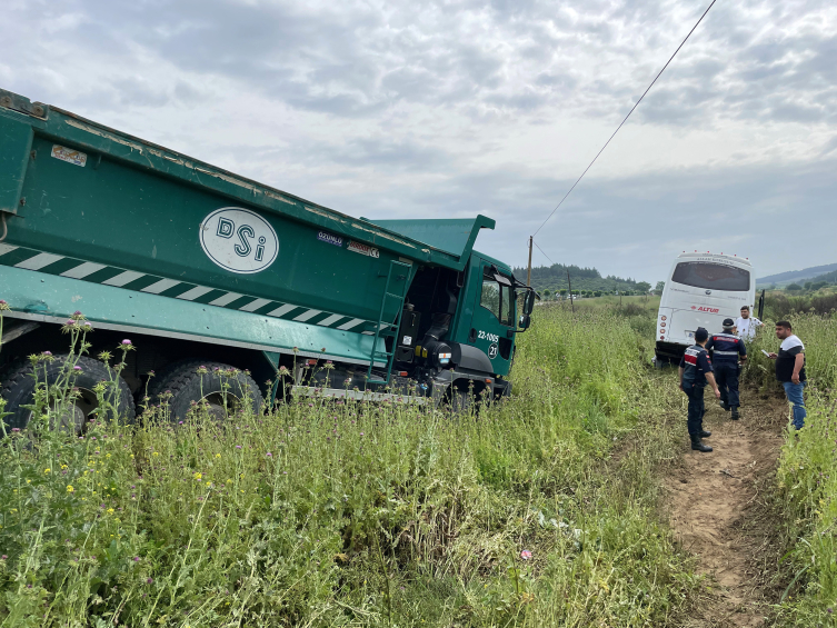 Manisa'da zincirleme trafik kazasında 12 kişi yaralandı