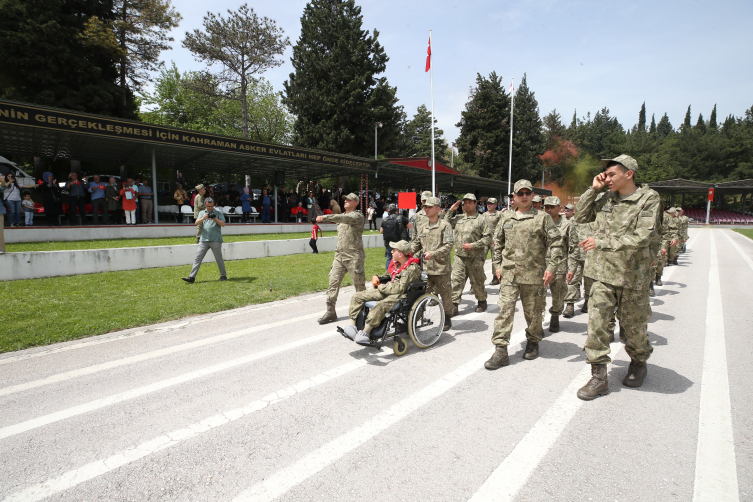 Balıkesir'de 28 engelli genç bir günlüğüne asker oldu