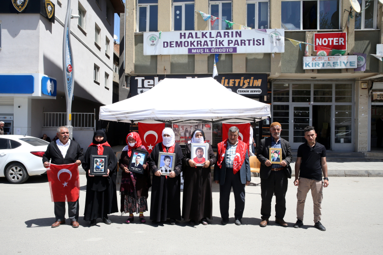 Muşlu aileler HDP önündeki eylemlerini sürdürdü