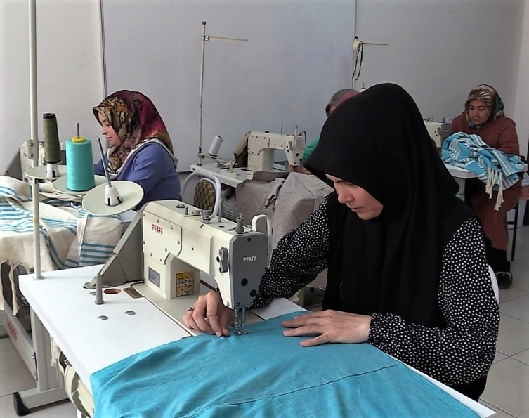 Bilecik'te kooperatif üyesi kadınlar asırlık Lefke bezinden gömlek üretiyor