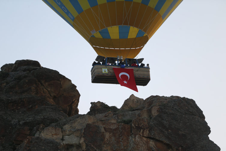 Balonlar Türk bayrakları ve Atatürk posteri ile havalandı