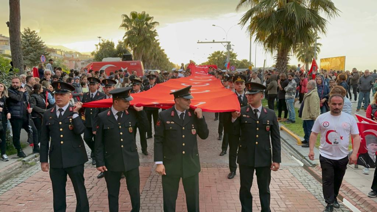 Samsun'da 1919 metrelik Türk bayrağıyla yürüyüş