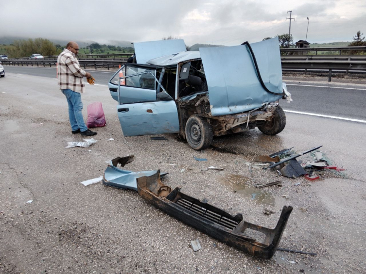 Bolu'da tırla çarpışan otomobildeki 8 kişi yaralandı