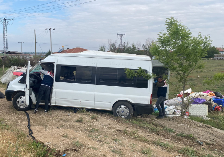 Konya'da tarım işçilerini taşıyan minibüs devrildi: 1 ölü, 8 yaralı