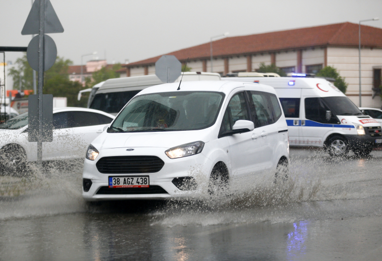 Kayseri'de sağanak etkili oldu