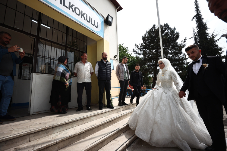 Düğün öncesinde sandığa gittiler