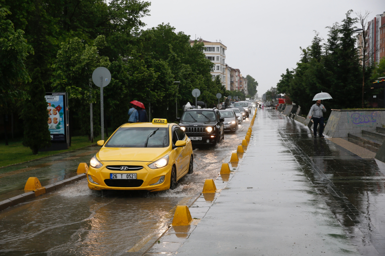 Eskişehir'de sağanak ve dolu etkili oldu