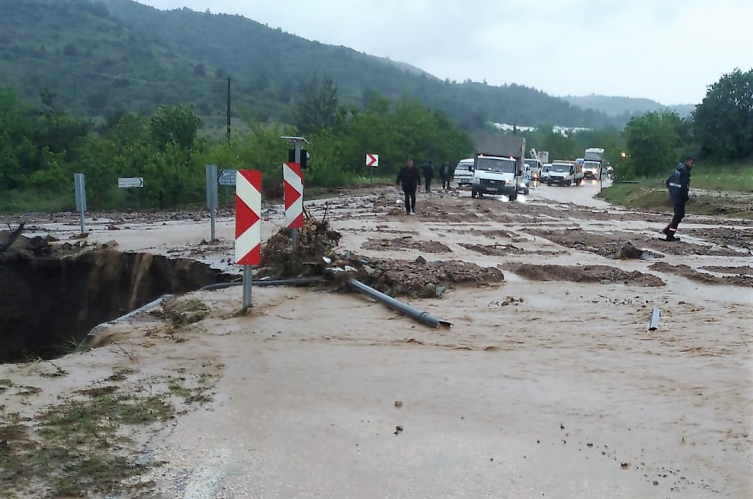 Bilecik'te sağanak tarım arazilerini vurdu