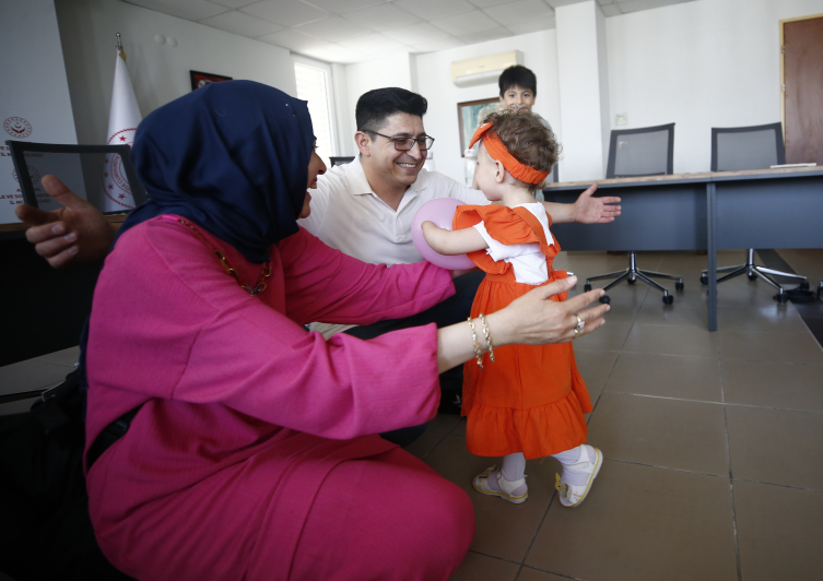 Yuvadaki kucaklaşmadan etkilenip küçük Ceyda'nın koruyucu ailesi oldular