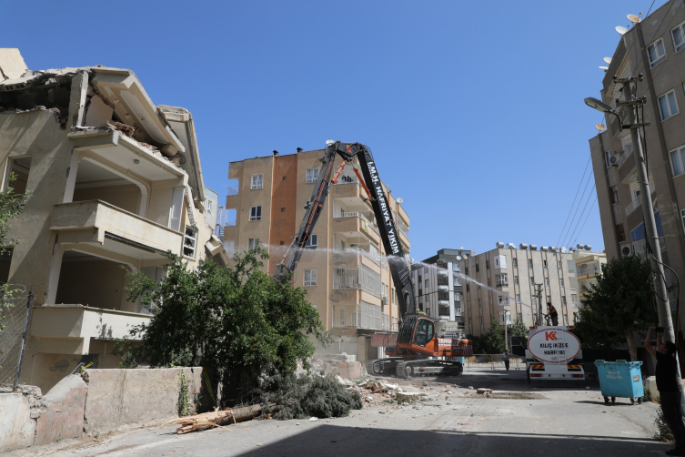 Şanlıurfa'da ağır hasarlı binaların yıkımı sürüyor