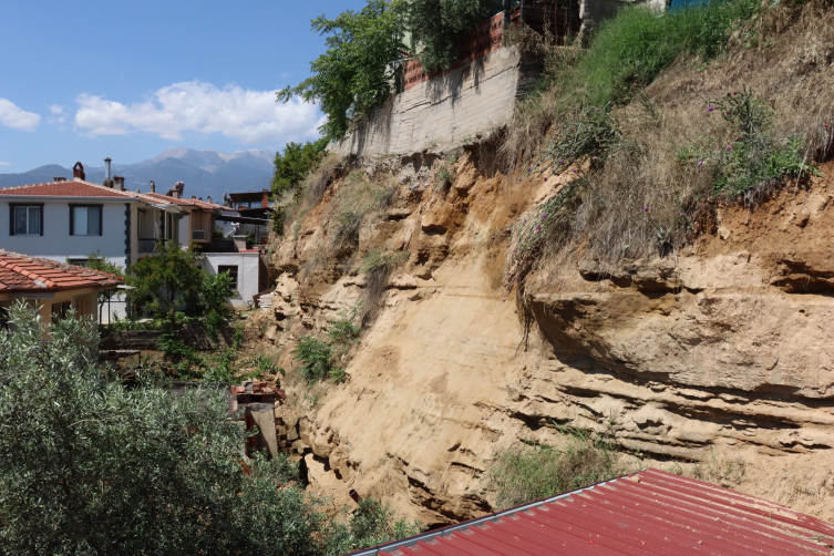 Denizli'de heyelan: İki evde hasar oluştu