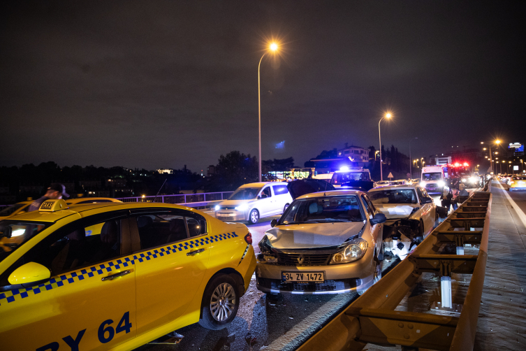 Köprü girişinde zincirleme kaza: 7 araçta hasar oluştu