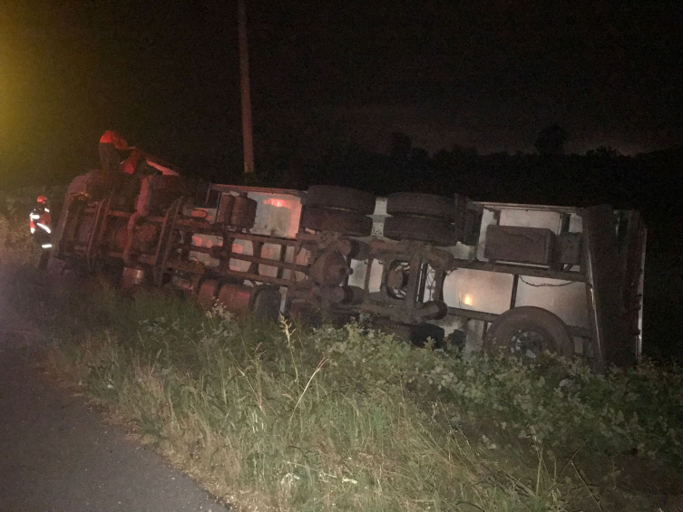 Sakarya'da seyir halindeyken sürücüsü fenalaşan tır devrildi