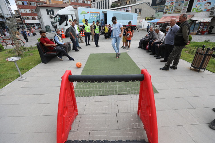 Iğdır'da jandarmanın mobil eğitim tırında vatandaşlara trafik eğitimi veriliyor