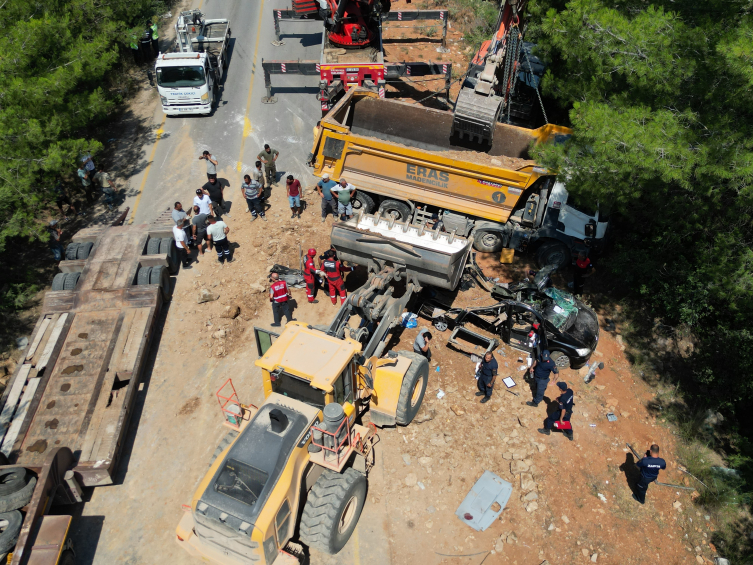 Hafriyat yüklü kamyon minibüsün üstüne devrildi: 1 ölü, 2 yaralı