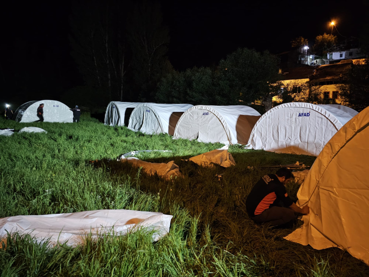 Erzurum'da evleri yananlar için AFAD çadır kurdu