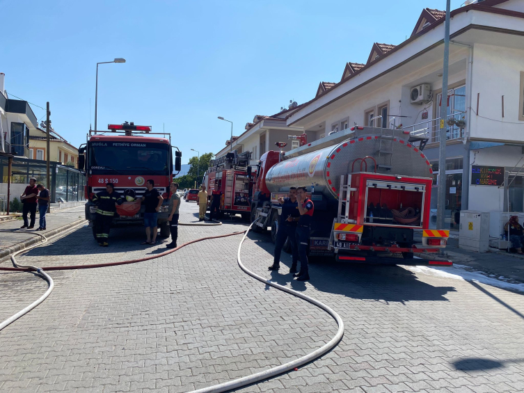 Fethiye'de yangın: 1 iş yeri ile 3 ev hasar gördü