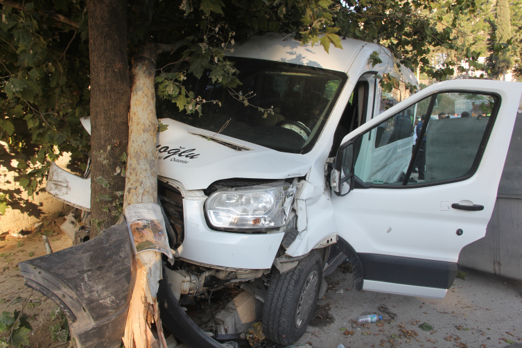 Hatay'da freni arızalanan kamyon minibüse çarptı: 3 asker yaralandı