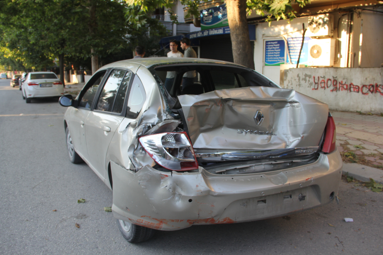 Hatay'da freni arızalanan kamyon minibüse çarptı: 3 asker yaralandı