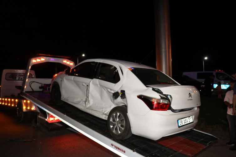 Erzincan'da iki otomobil çarpıştı, 12 kişi yaralandı