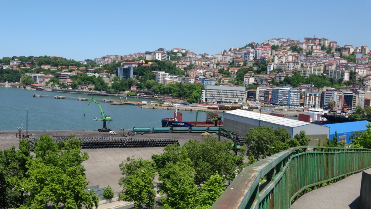 Zonguldak'ta yük gemisinin altında mayın olduğu iddiası ekipleri harekete geçirdi