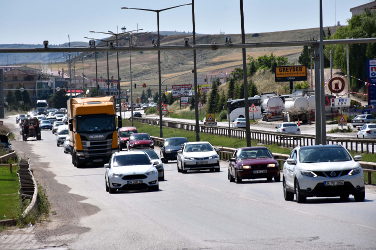 'Kilit kavşak' Kırıkkale'de trafik yoğunluğu sürüyor