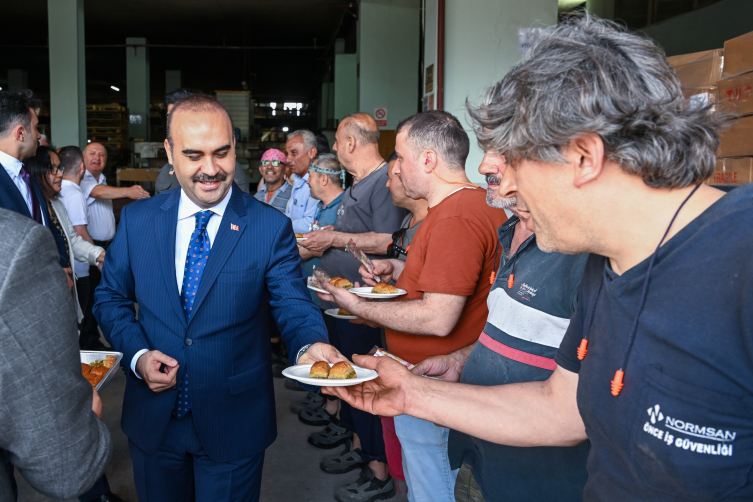 Bakan Kacır işçilerle bayramlaştı