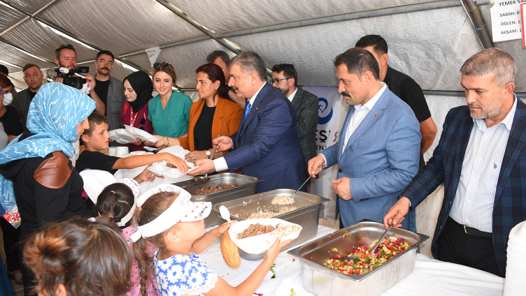 Bakan Koca, Hatay'da vatandaşlarla bir araya geldi