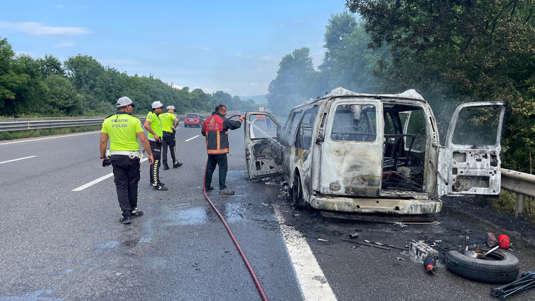 Otoyolda seyir halindeki VIP minibüs yandı