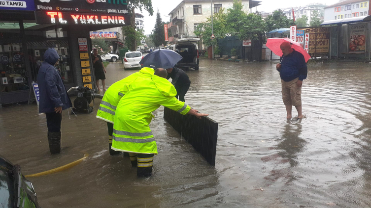 Düzce'de sokaklar ve bazı iş yerleri su altında kaldı