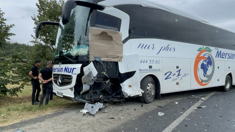 Tekirdağ'da yolcu otobüsüyle otomobil çarpıştı: 1 ölü, 3 yaralı