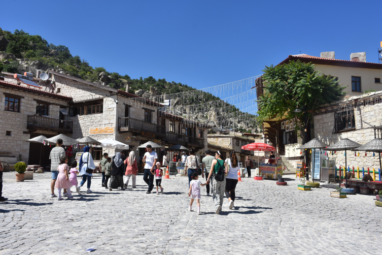 Frigya'da bayram yoğunluğu yaşanıyor