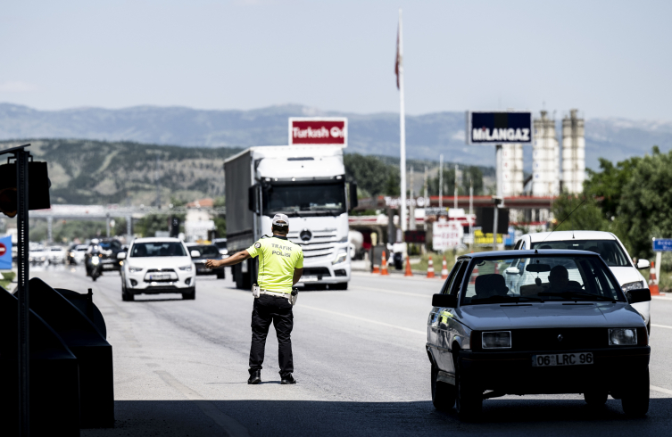 Bayram tatilinin son gününde yollarda yoğunluk yaşanıyor