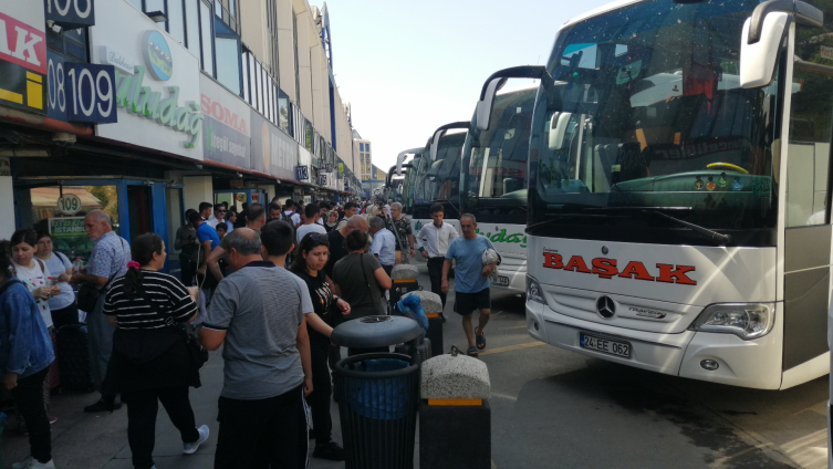 İstanbul'da havalimanı ve otogarda tatil dönüşü yoğunluğu sürüyor