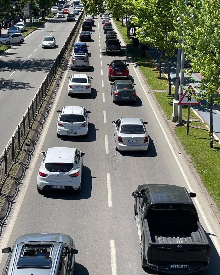 Bayram tatilinin son gününde yollarda yoğunluk yaşanıyor