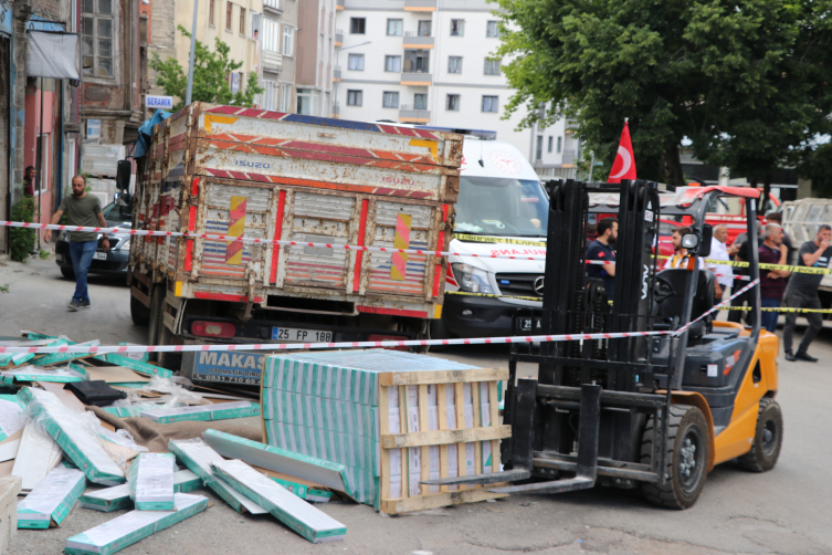 Kafasına iş makinesinden parke düşen çocuk hayatını kaybetti