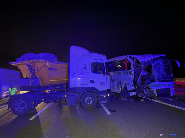 Otoyolda tır ile yolcu otobüsü çarpıştı: 1 ölü, 1 yaralı