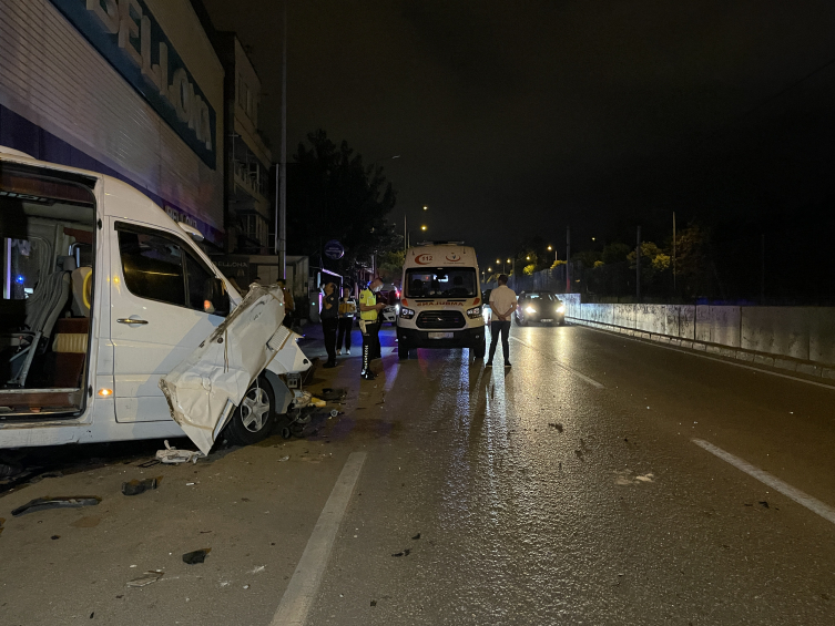 Kontrolden çıkan servis restorana daldı