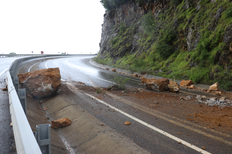 Zonguldak-İstanbul yolu ulaşıma kapatıldı: Heyelan anı kamerada