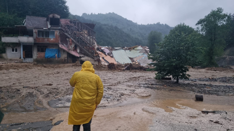 Düzce'de kara yolu ulaşıma kapatıldı, iki katlı ev yıkıldı