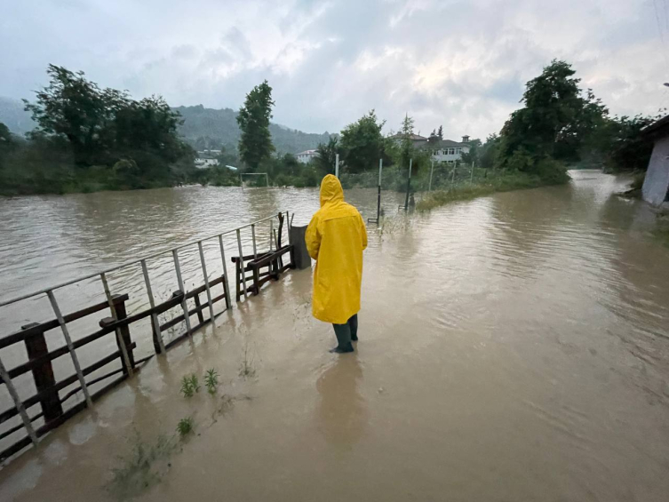 Karadeniz'de sağanak hayatı olumsuz etkiledi: Dereler taştı, yollar kapandı